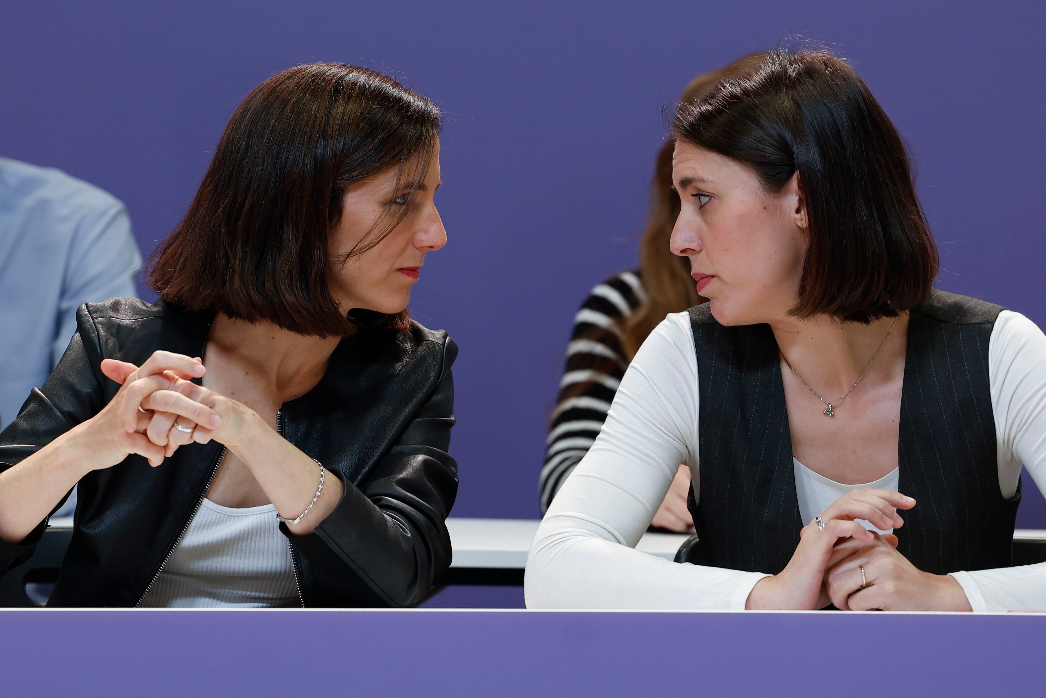 La secretaria general del Podemos, Ione Belarra (i) y la secretaria política del partido y cabeza de lista por España a las elecciones europeas de 2024, Irene Montero, durante el Consejo Ciudadano Estatal de la formación este viernes en Madrid. EFE/ Chema Moya