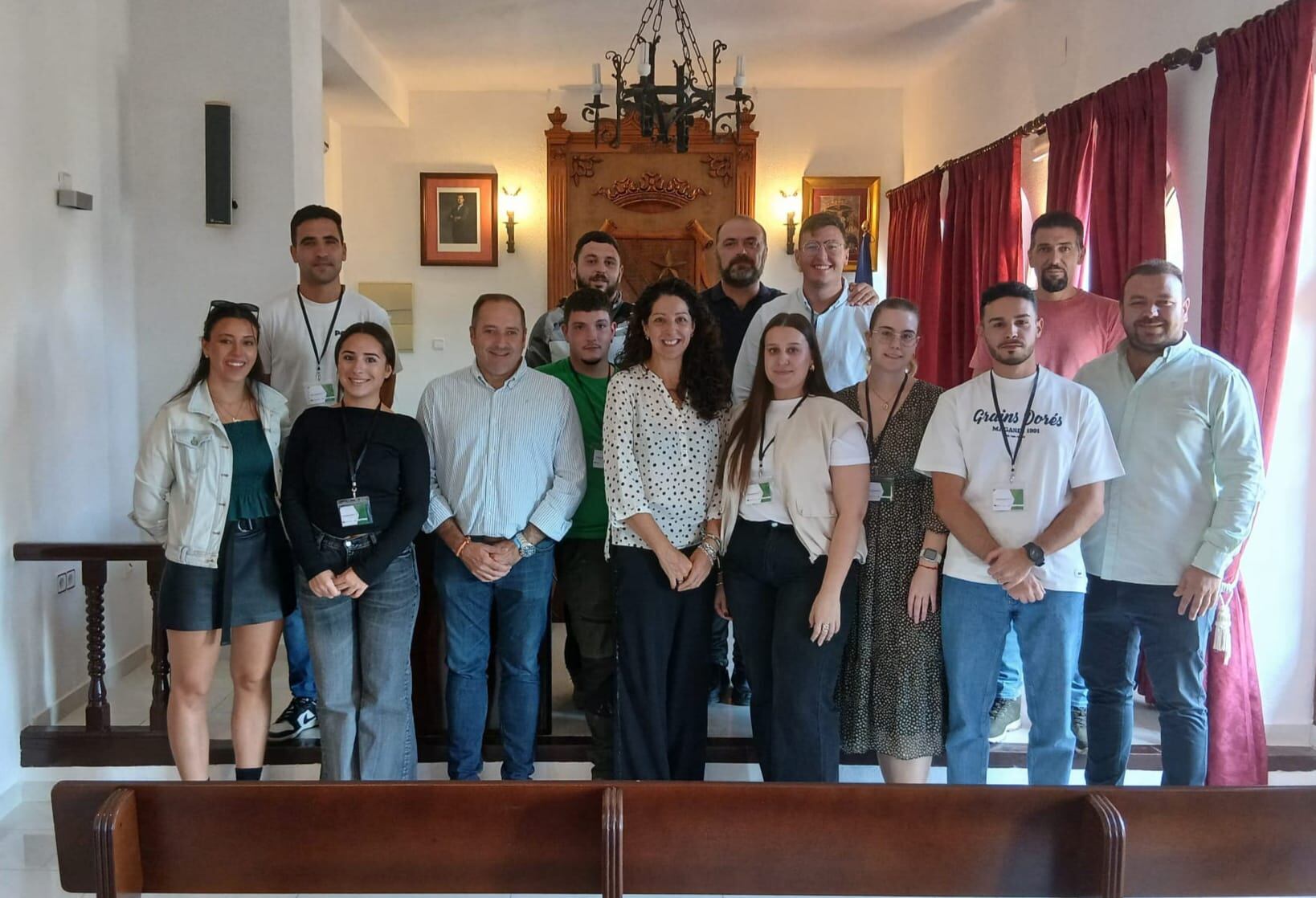 Foto de familia con jóvenes contratados, delegada y concejales del Ayuntamiento de Jódar