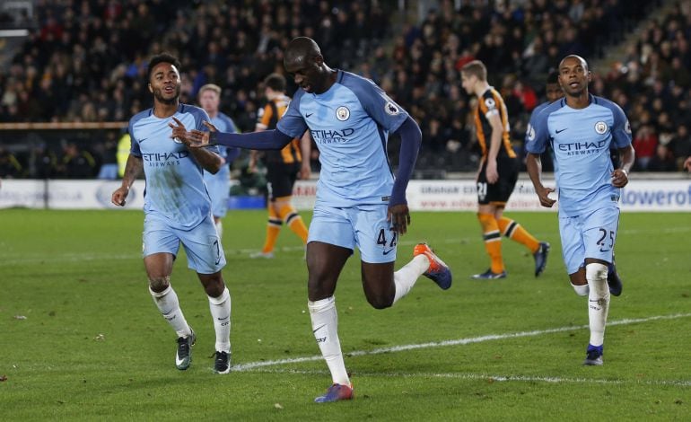 Yaya Touré celebra su gol de penalti ante el Hull City.