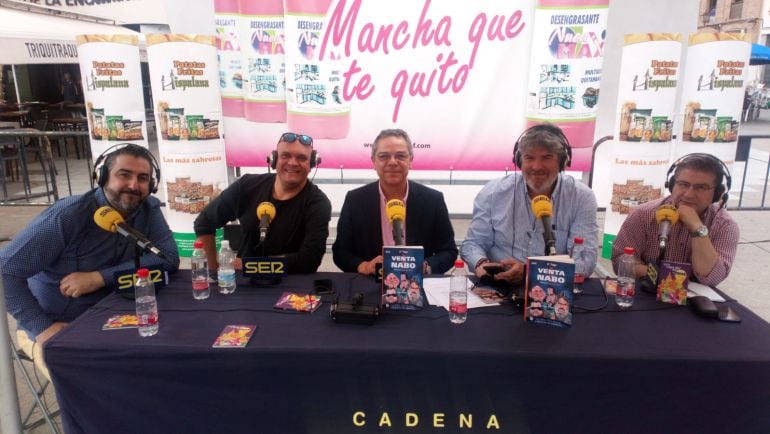 Salomón Hachuel con los integrantes de la Cámara de los Balones