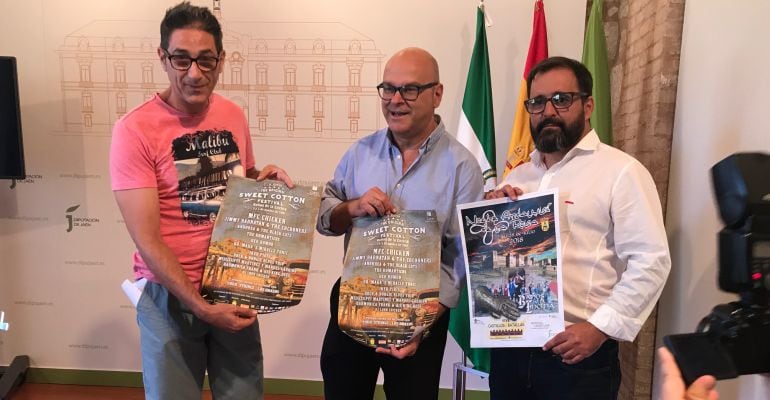 De izquierda a derecha, José Álvarez, presidente de la Asociación Bluesgalimar, el diputado de Promoción y Turismo, Manuel Fernández, y el alcalde de Baños de la Encina, Antonio Las Heras.