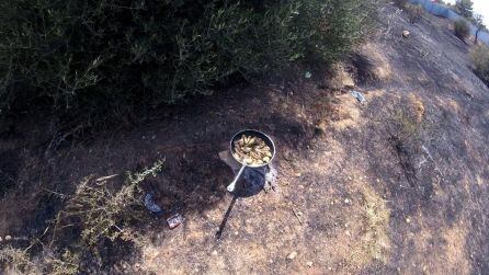 Alimentos a medio cocinar en una sartén, en la zona del incendio