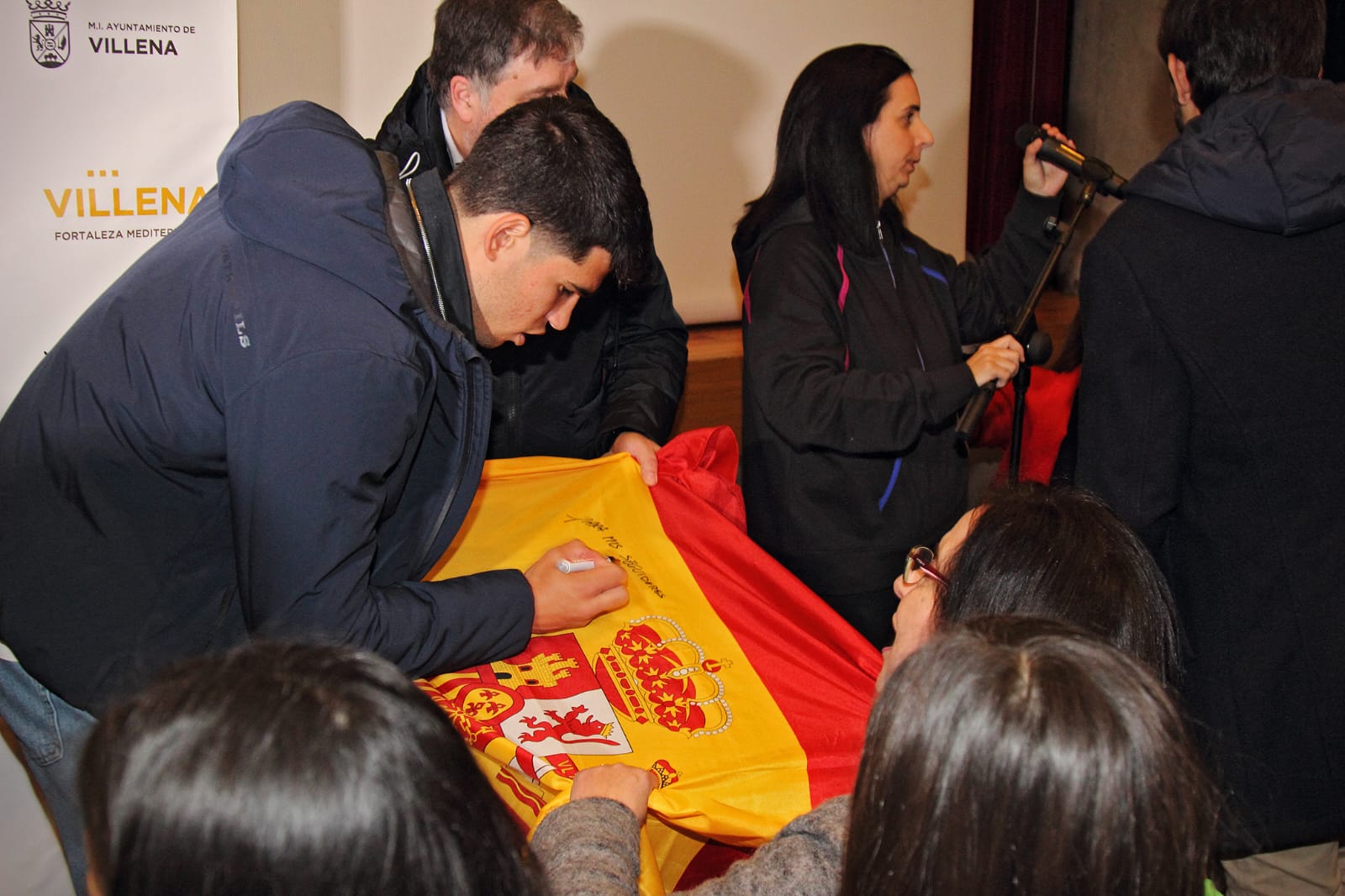 Carlos Alcaraz firma una bandera española