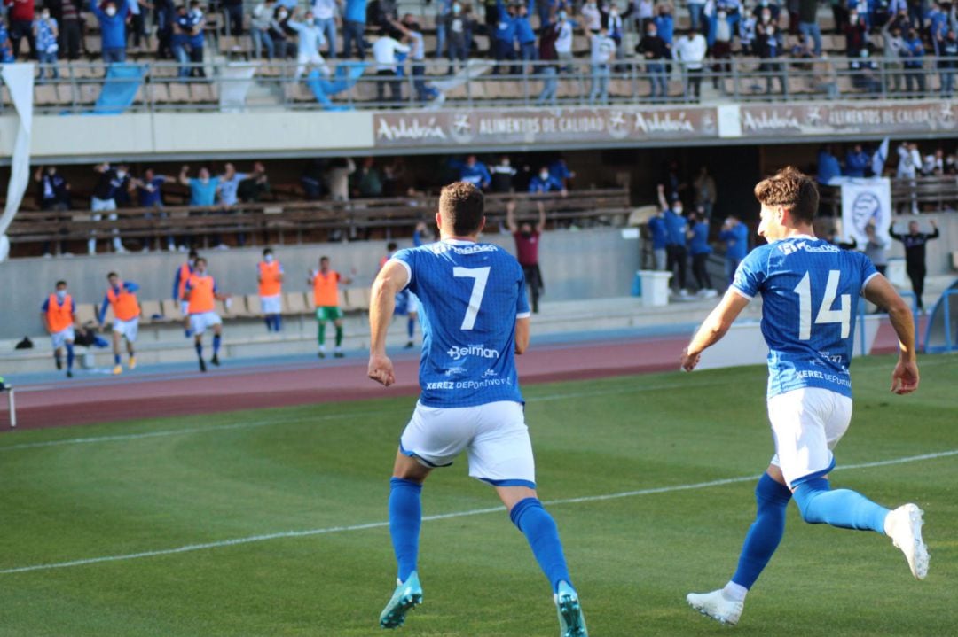 Javilillo y Jacobo corren alborozados tras el primer gol del segundo