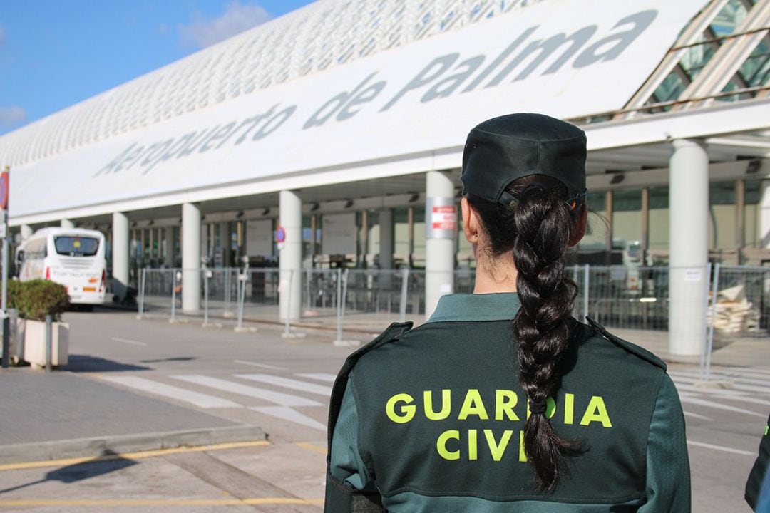 Una Guardia Civil en las inmediaciones del Aeropuerto de Palma