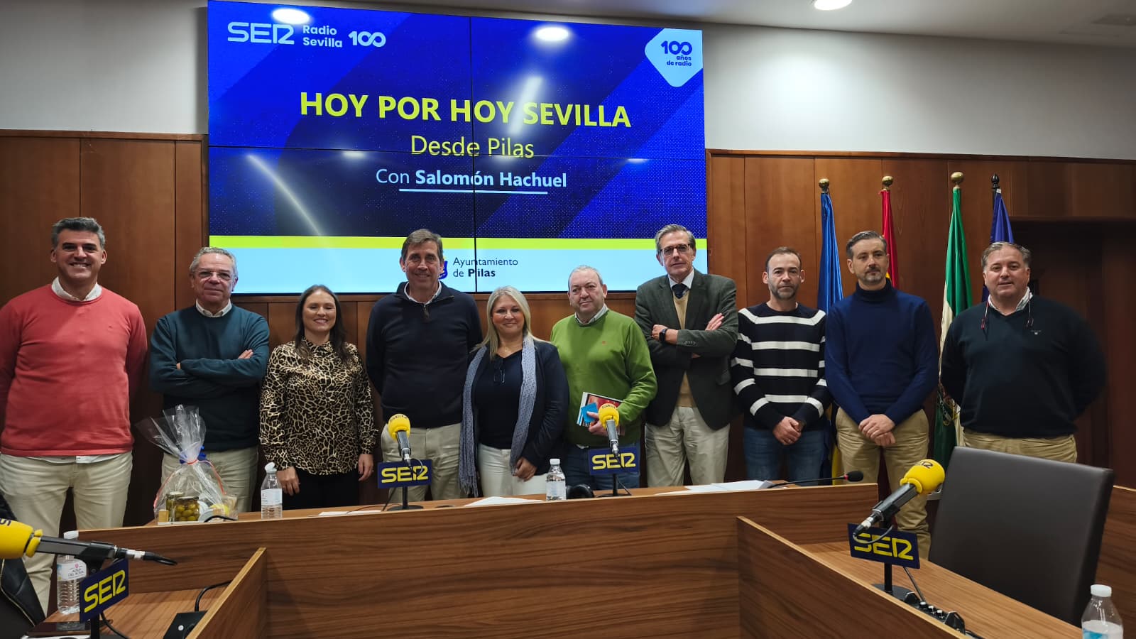 Foto de familia con los participantes en el especial Hoy por Hoy Sevilla que hemos realizado desde Pilas