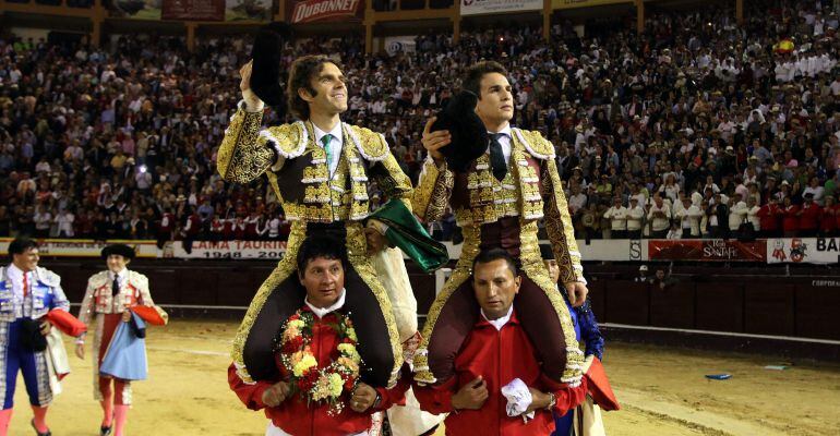 Los toreros José Tomás (i) y José María Manzanares (d), salen a hombros de una plaza de toros en Colombia