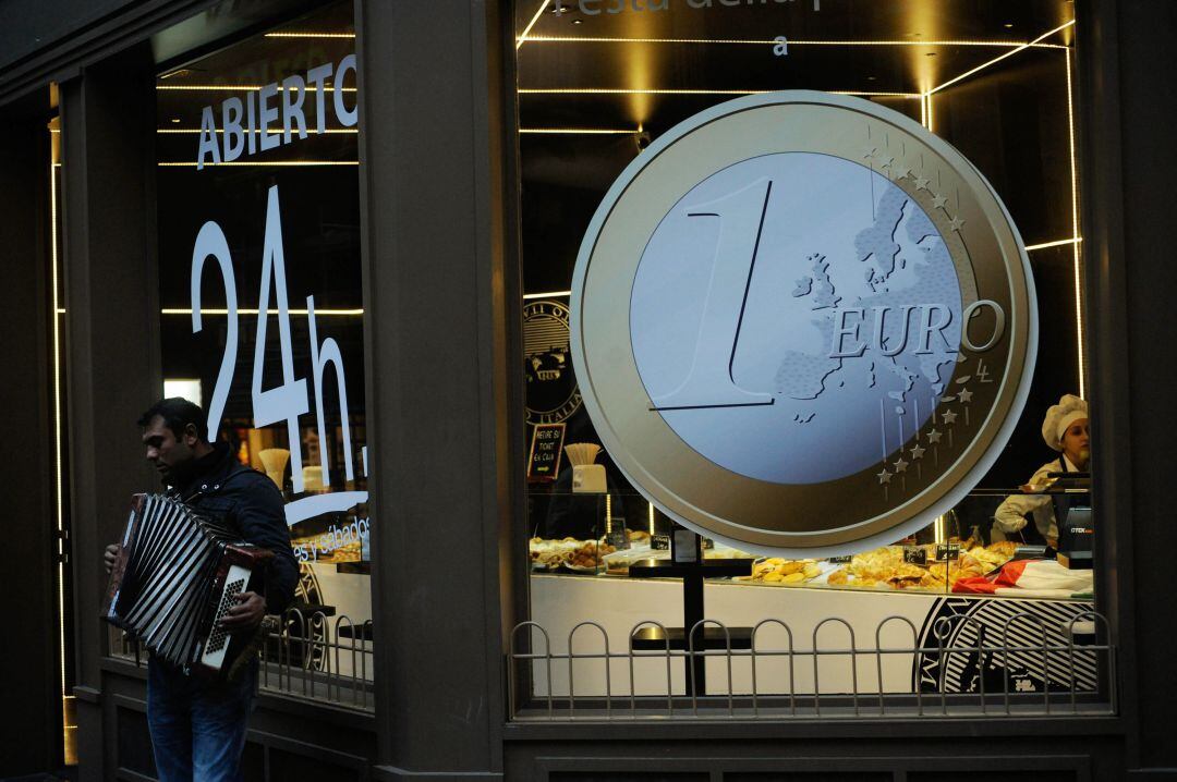 Un músico toca el acordeón en las calles de la capital.