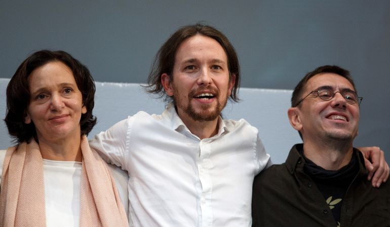 Juan Carlos Monedero junto a Pablo Iglesias y Carolina Bescansa.