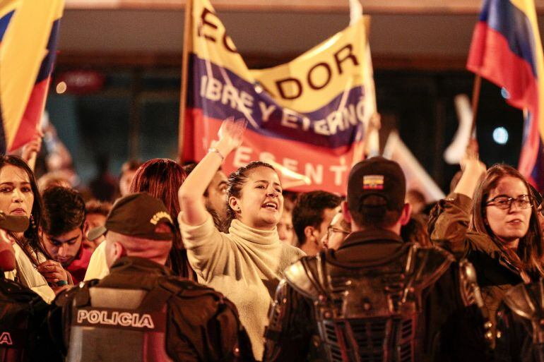 Un grupo de ecuatorianos protesta en las afueras del Consejo Nacional Electoral, hoy domingo 19 de febrero de 2017, a la espera de los resultados de los comicios generales en Ecuador, en Quito (Ecuador).