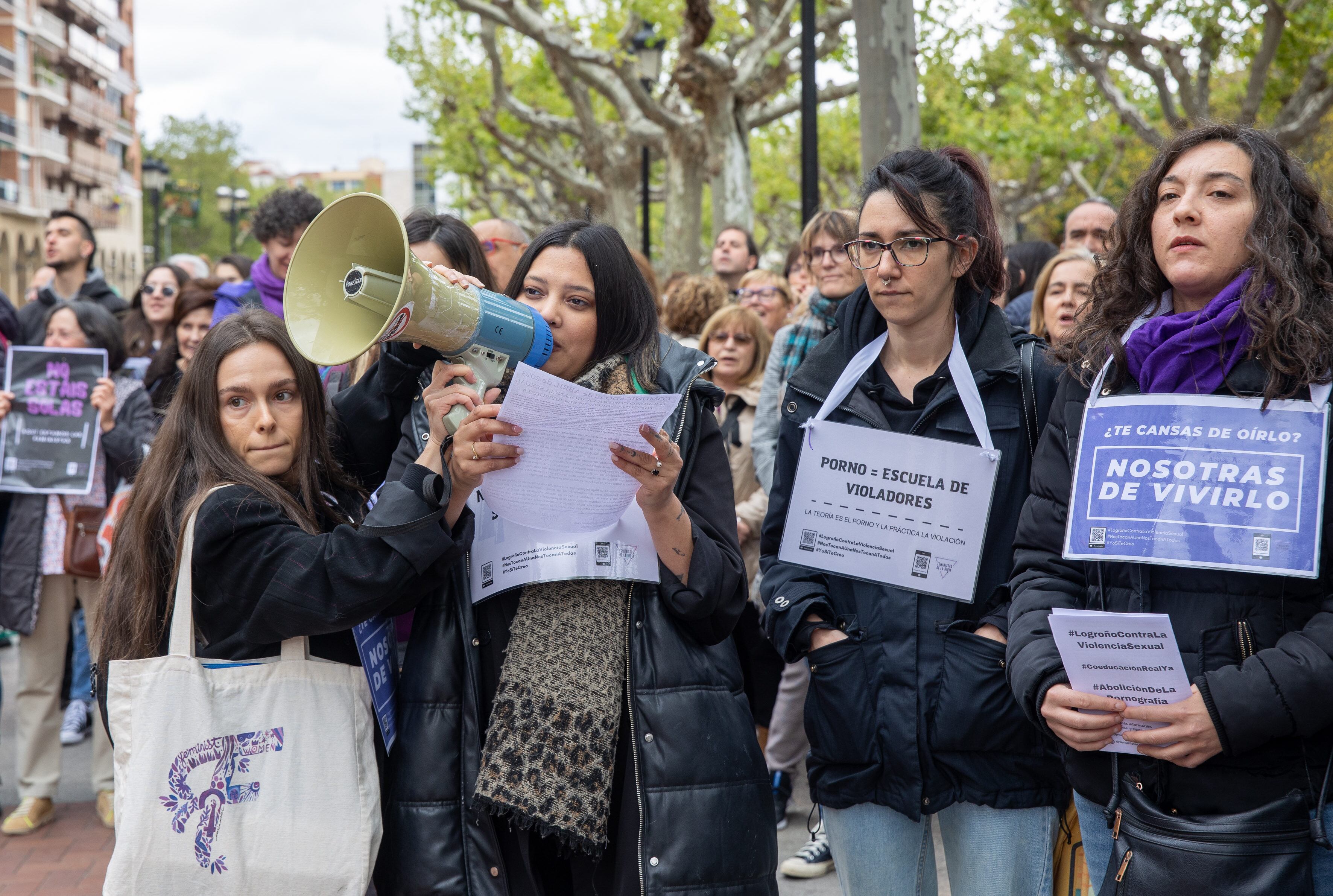 LOGROÑO 15/04/2023.- Unas 300 personas con pancartas, se han concentrado ante la Delegación del Gobierno en La Rioja con el lema, Logroño contra la violencia sexual. El Movimiento Feminista de La Rioja, ante la reciente agresión sexual en grupo a dos niñas de 12 y 13 años en Logroño, ha clamado este sábado "basta ya". EFE/Raquel Manzanares