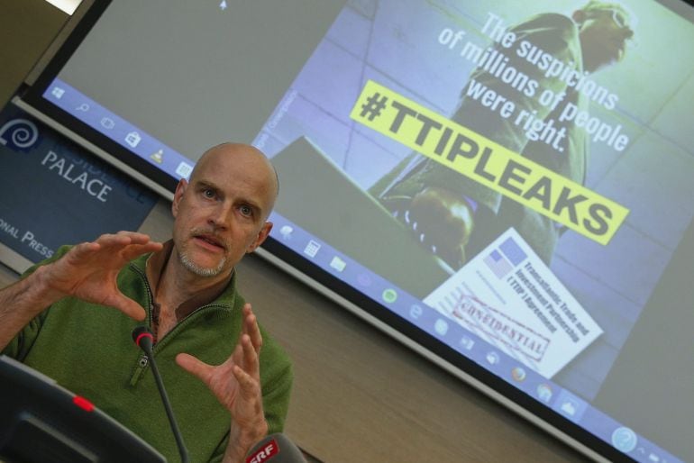 El director de Greenpeace Europa, Jorgo Riss, ofrece una rueda de prensa en Bruselas. Una filtración de 248 páginas de documentos sobre las negociaciones entre la UE y EEUU sobre un acuerdo de libre comercio y de inversiones (TTIP) revela por primera vez 