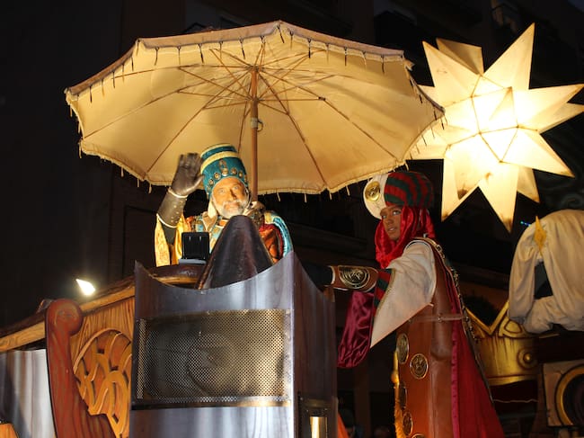 El Embajador Real ha vuelto a participar en la Cabalgata tras protagonizar el día anterior el acto del Bando Real