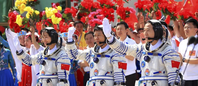 Los astronautas Liu Yang, Liu Wang y Jing Haipeng antes de subir a la nave Shenzhou-9