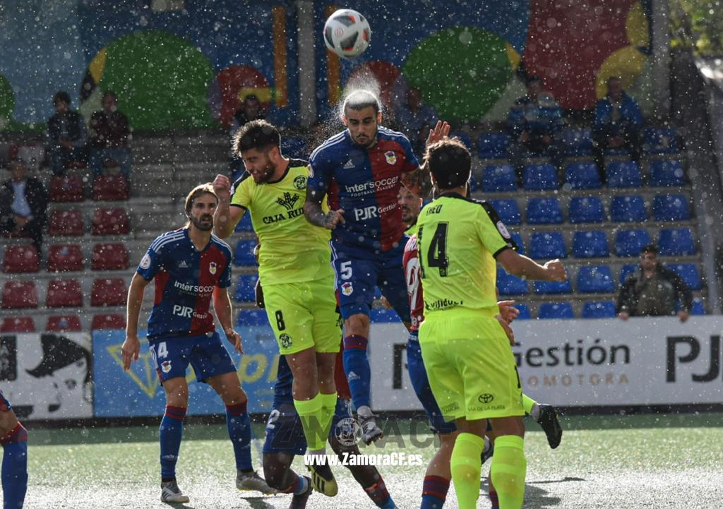 Un balón aéreo disputado en medio del chaparrón