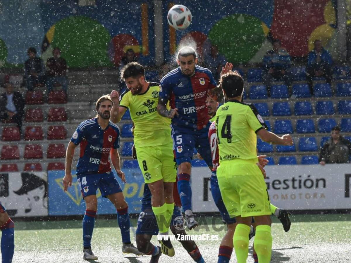 El Zamora falla un penalti y no pasa del empate en Langreo