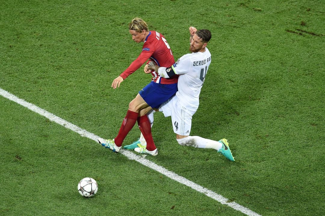 Torres y Ramos pugnan por un balón en la final de la Champions de Milán