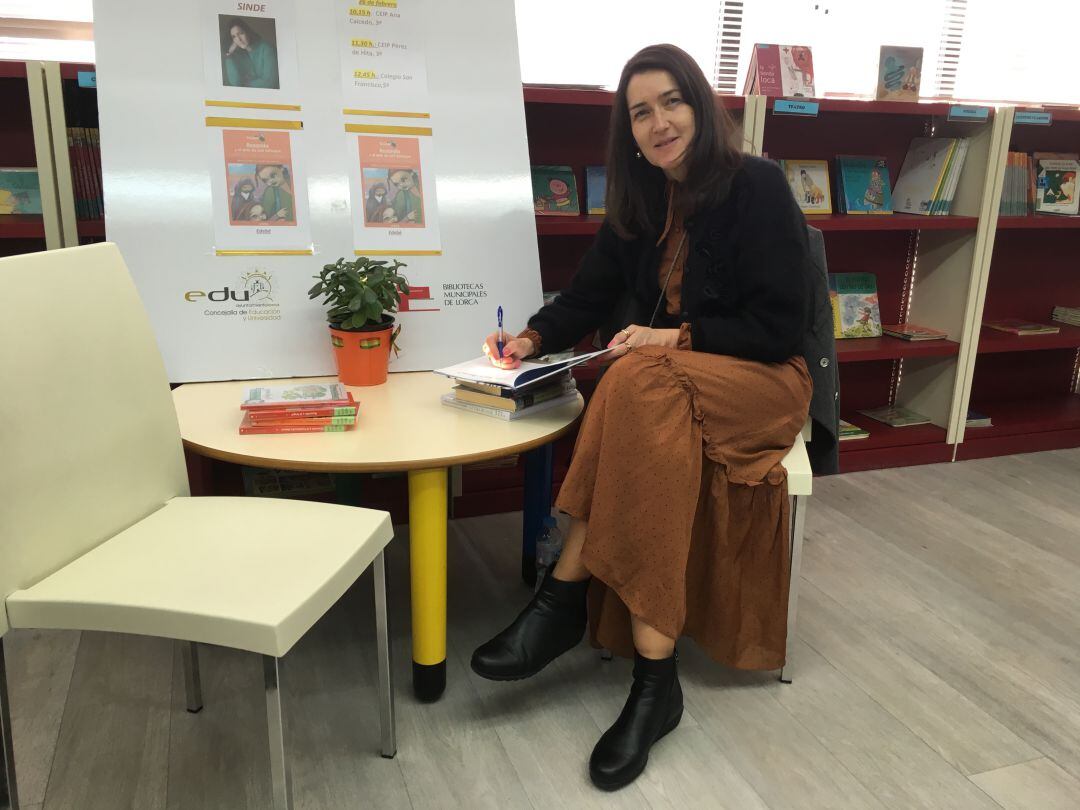 González Sinde en la biblioteca infantil.