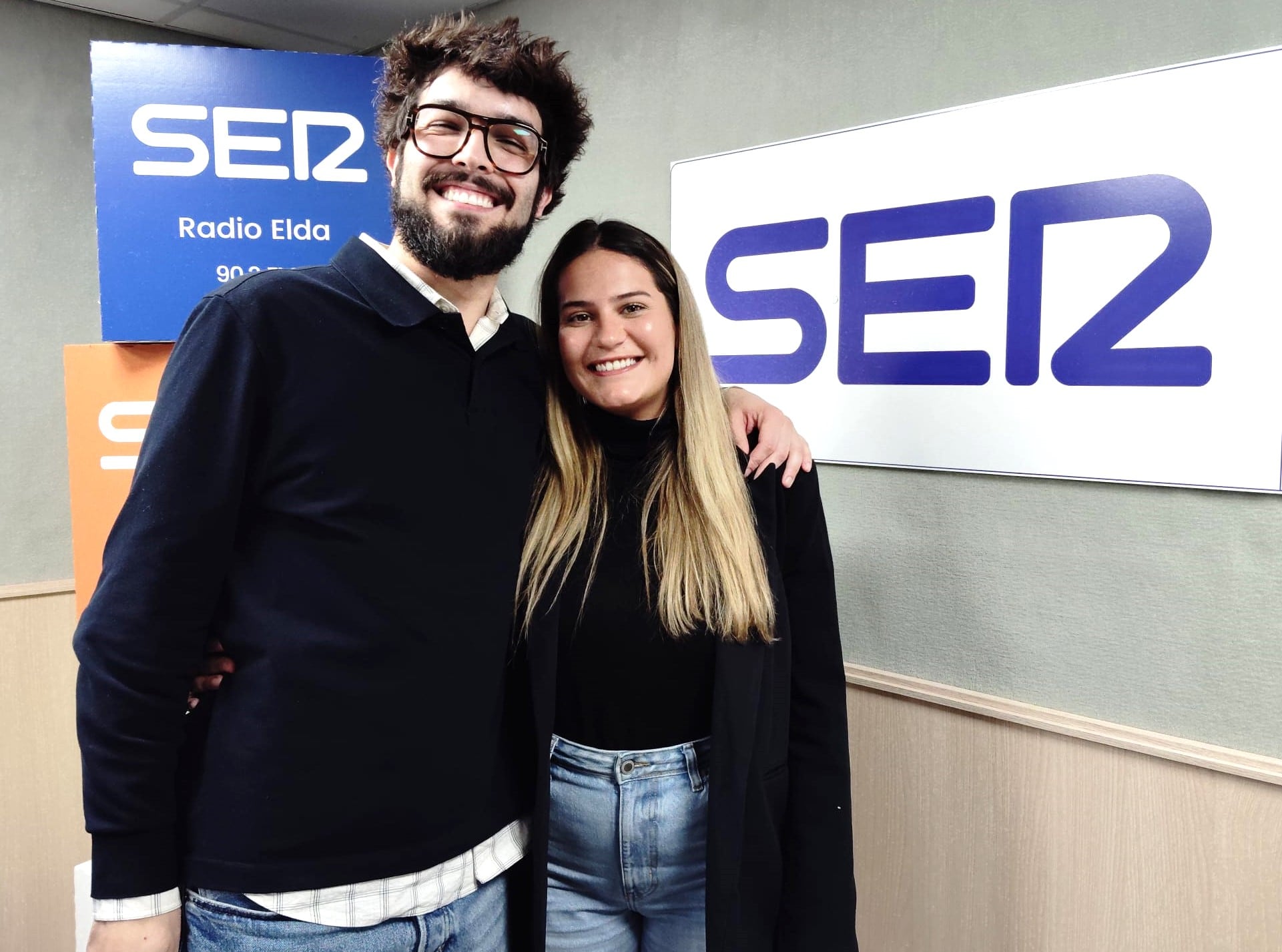 Victoria y Darío, protagonistas de la capitanía, en Radio Elda SER.