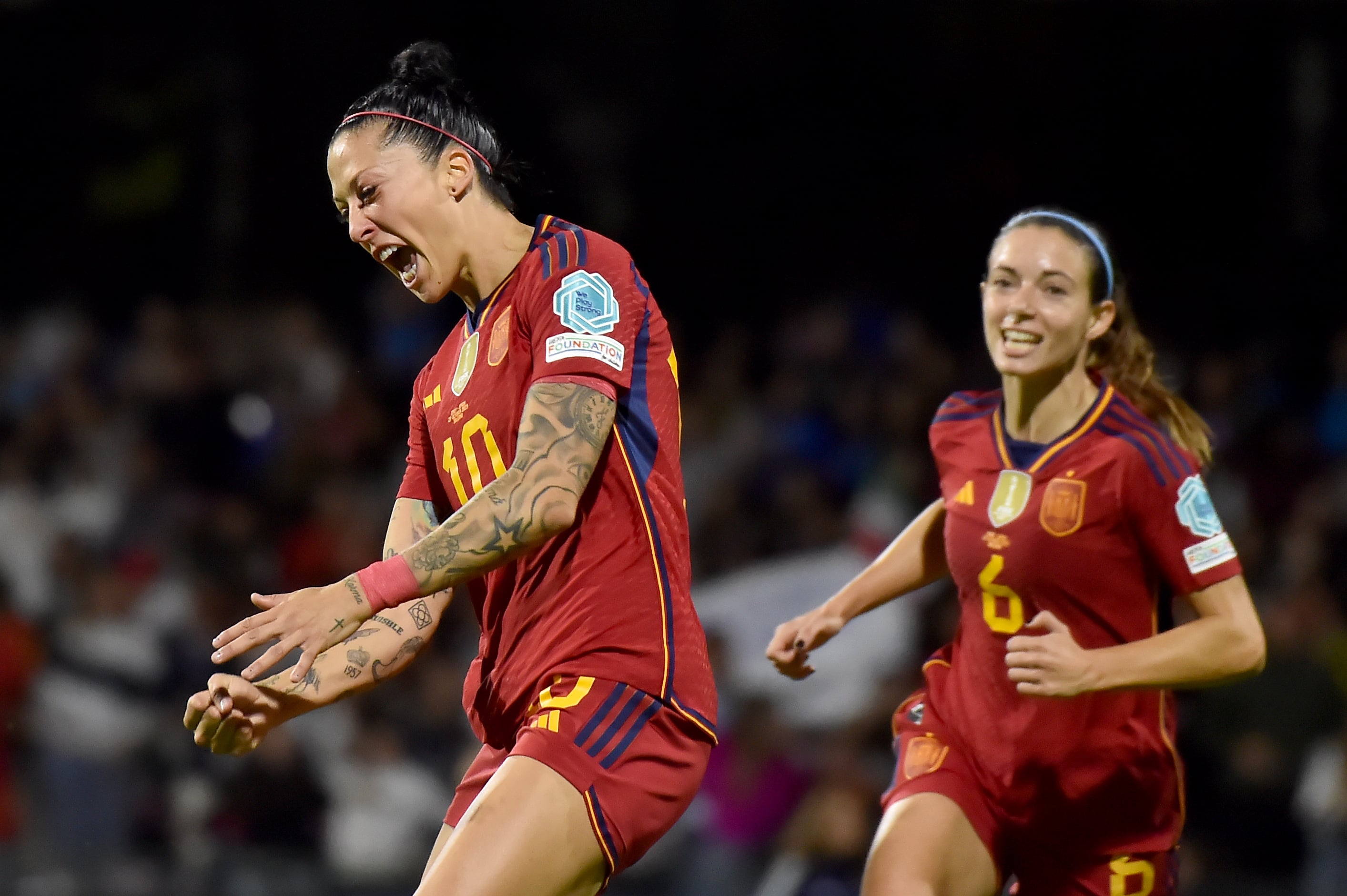 Jenni Hermoso celebra su gol ante Italia