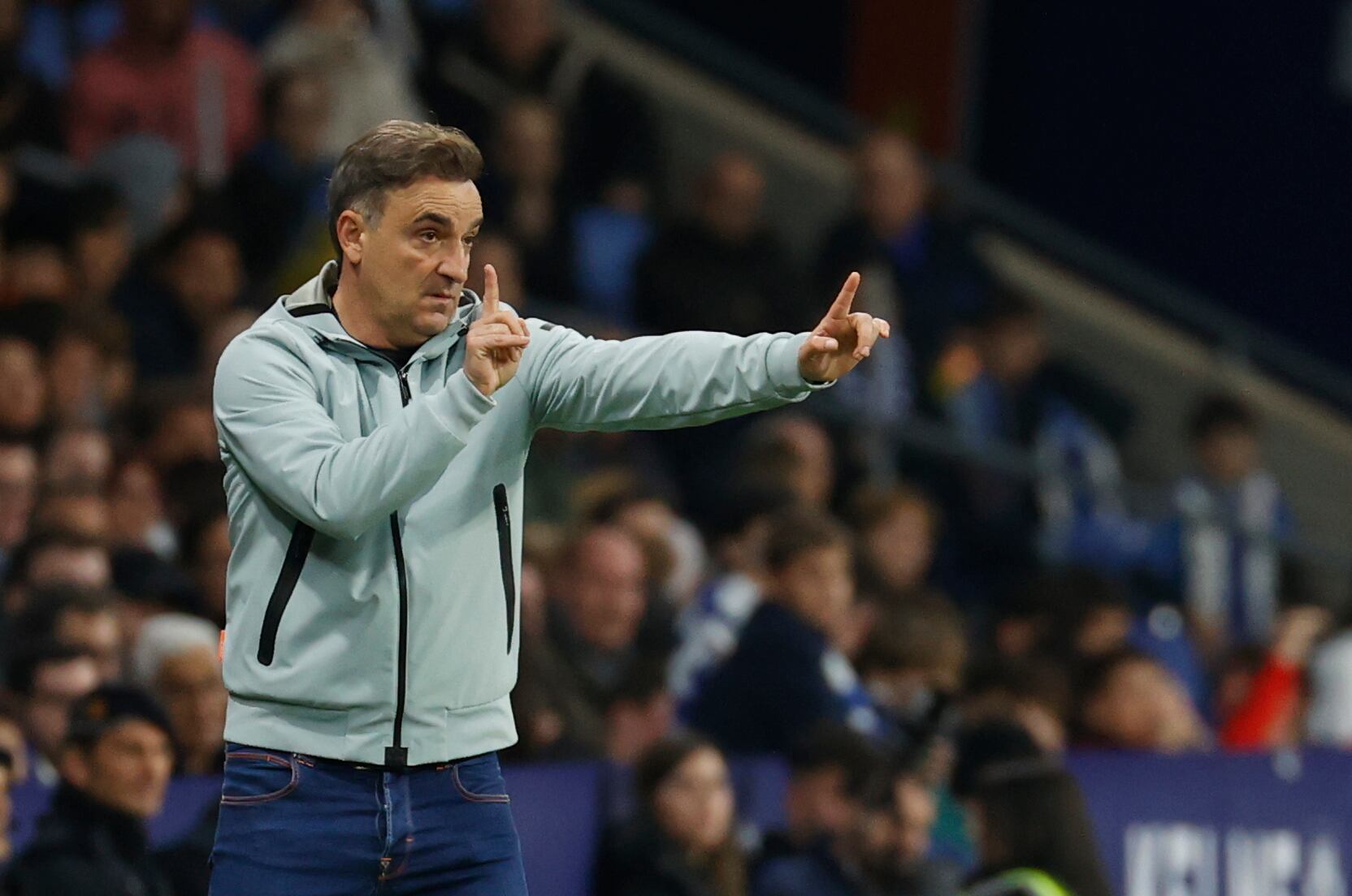 CORNELLÁ DE LLOBREGAT (BARCELONA), 18/03/2023.-El técnico portugués del Celta de Vigo Carlos Carvalhal da instrucciones a sus jugadores durante el encuentro correspondiente a la jornada 26 de LaLiga Santander que disputan Espanyol y Celta de Vigo este sábado en el RCDE Stadium de Cornellá de Llobregat (Barcelona). EFE/ Toni Albir
