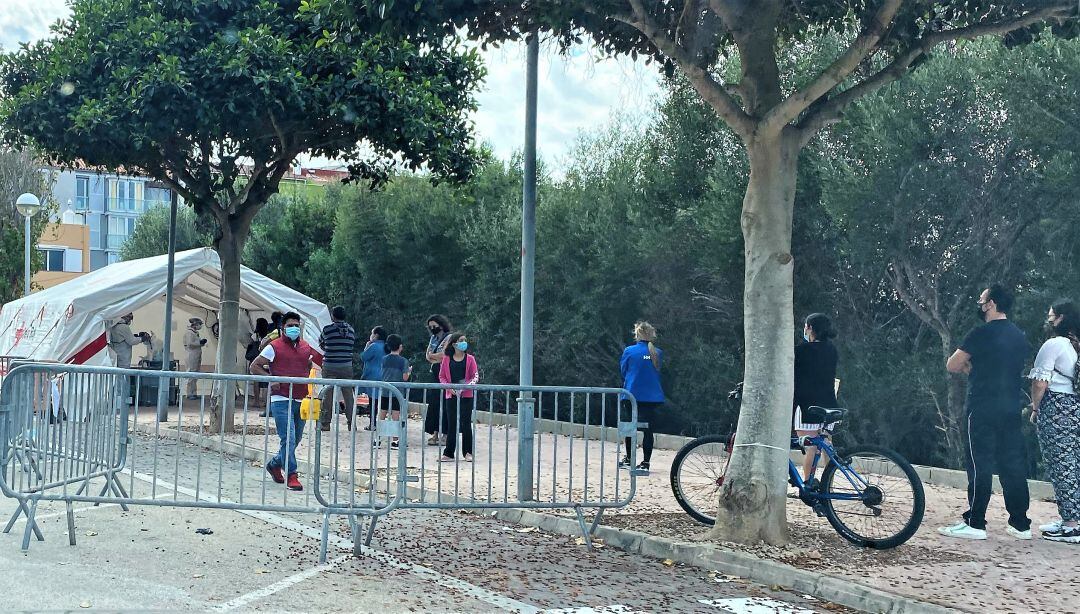 Persones fent cua per realitzar les proves PCR