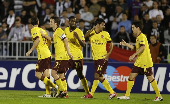 Los jugadores del Arsenal se abrazan tras el gol del ex sevillista Squillaci