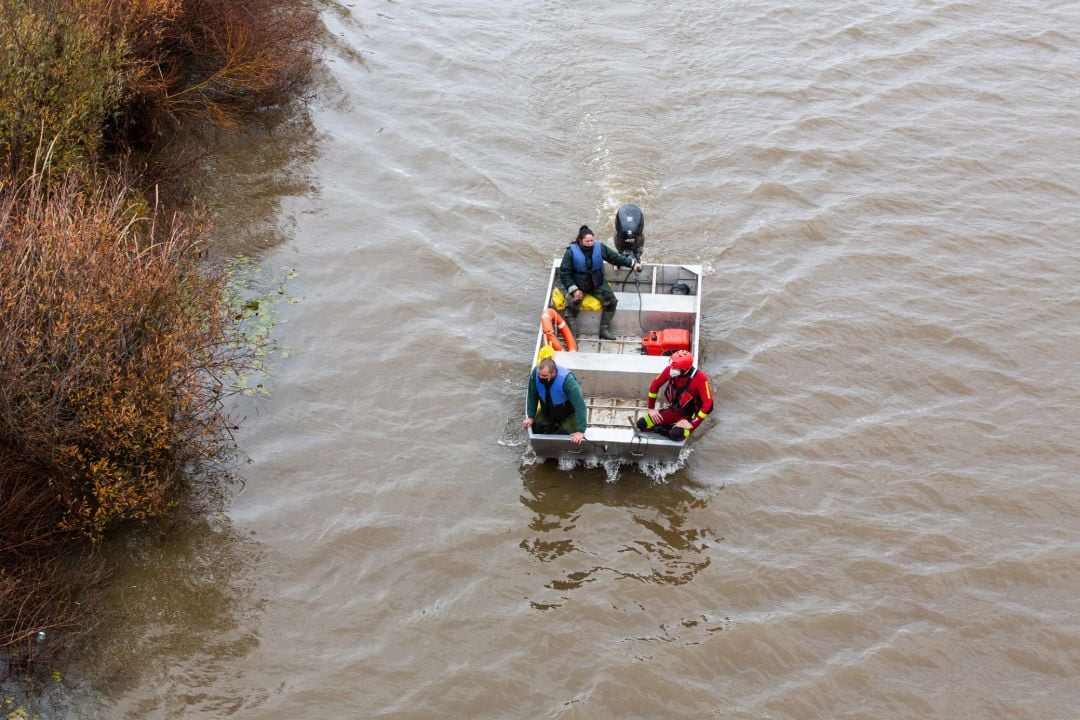 Una barca del GEAS, equipo de emergencias en la zona del río Guadiana junto al Puente de la Autonomía, en Badajoz.