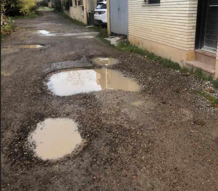 Baches en las calles de Huerrios