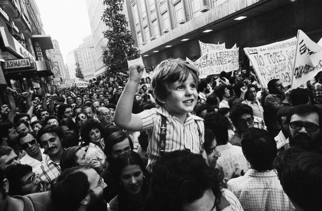 La archiconocida &quot;foto del puñito&quot; que el diario EL PAÍS ha elegido para anunciar la muestra que se expondrá en Puertollano desde el 30 de octubre