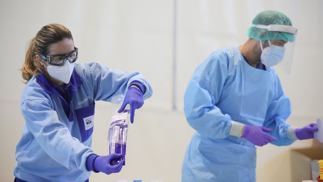 Profesionales sanitarios realizan test de detección de Covid.