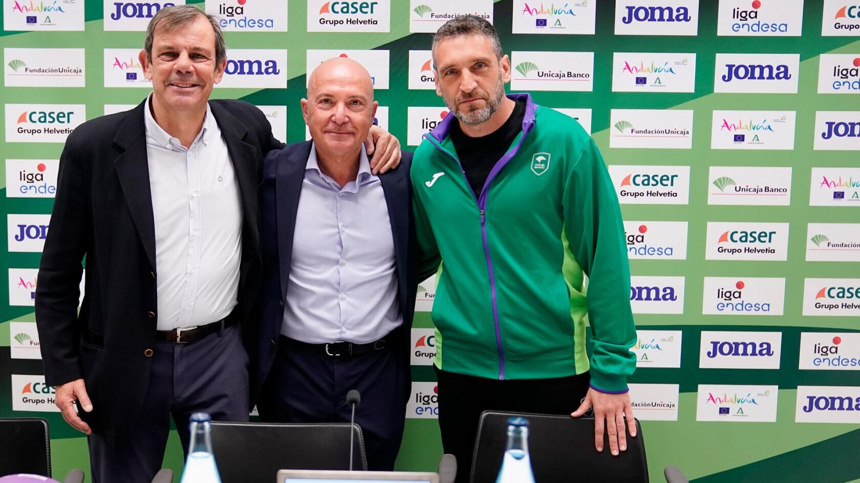 El presidente del Unicaja, Antonio Jesús López Nieto; el director deportivo, Juanma Rodríguez, y el técnico Ibon Navarro, en el acto de presentación de la renovación del entrenador por tres temporadas