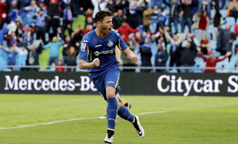 Álvaro Vázquez celebra el gol de su compañero Scepovic