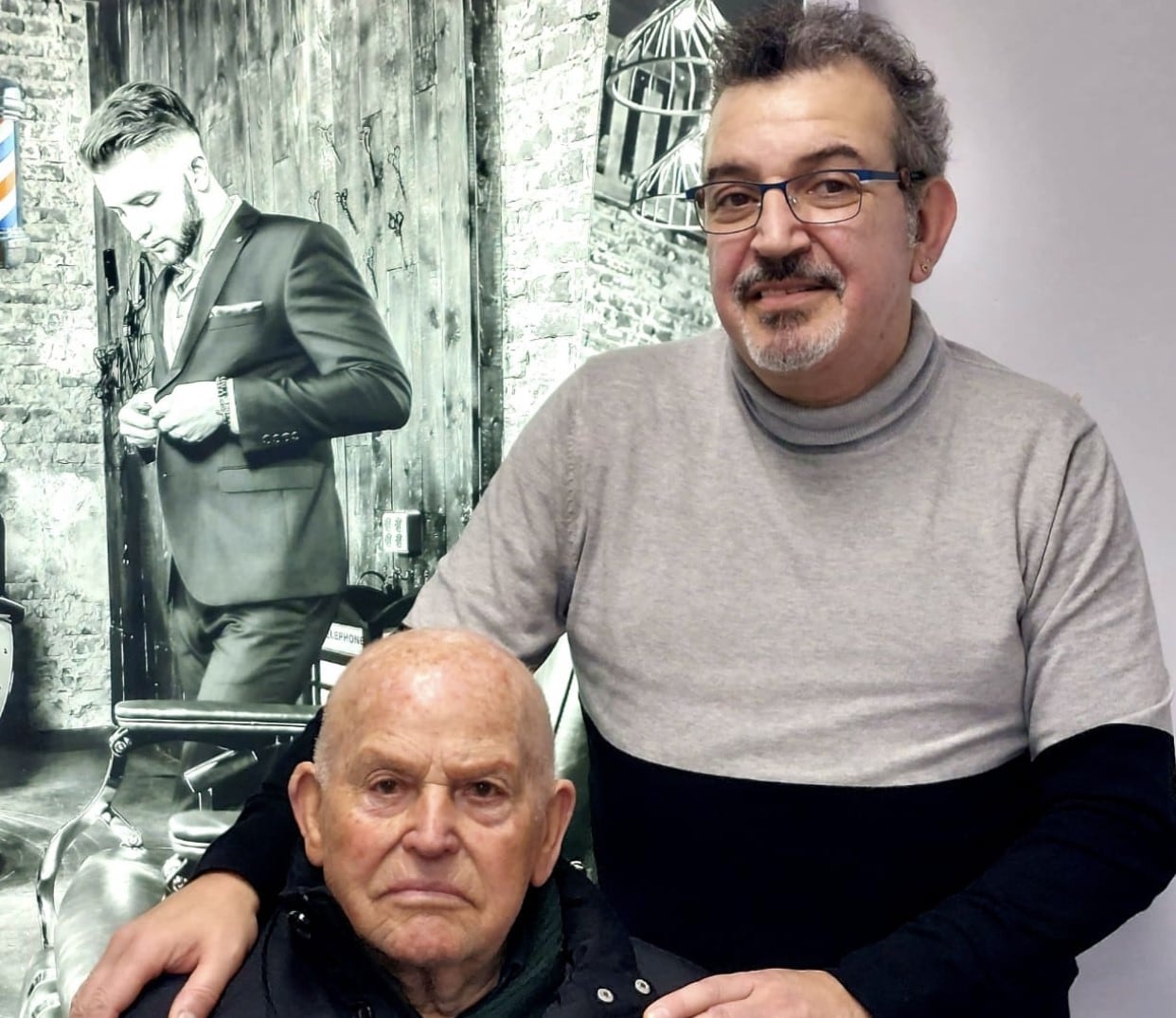 Juan José y Esteban posan en la peluquería