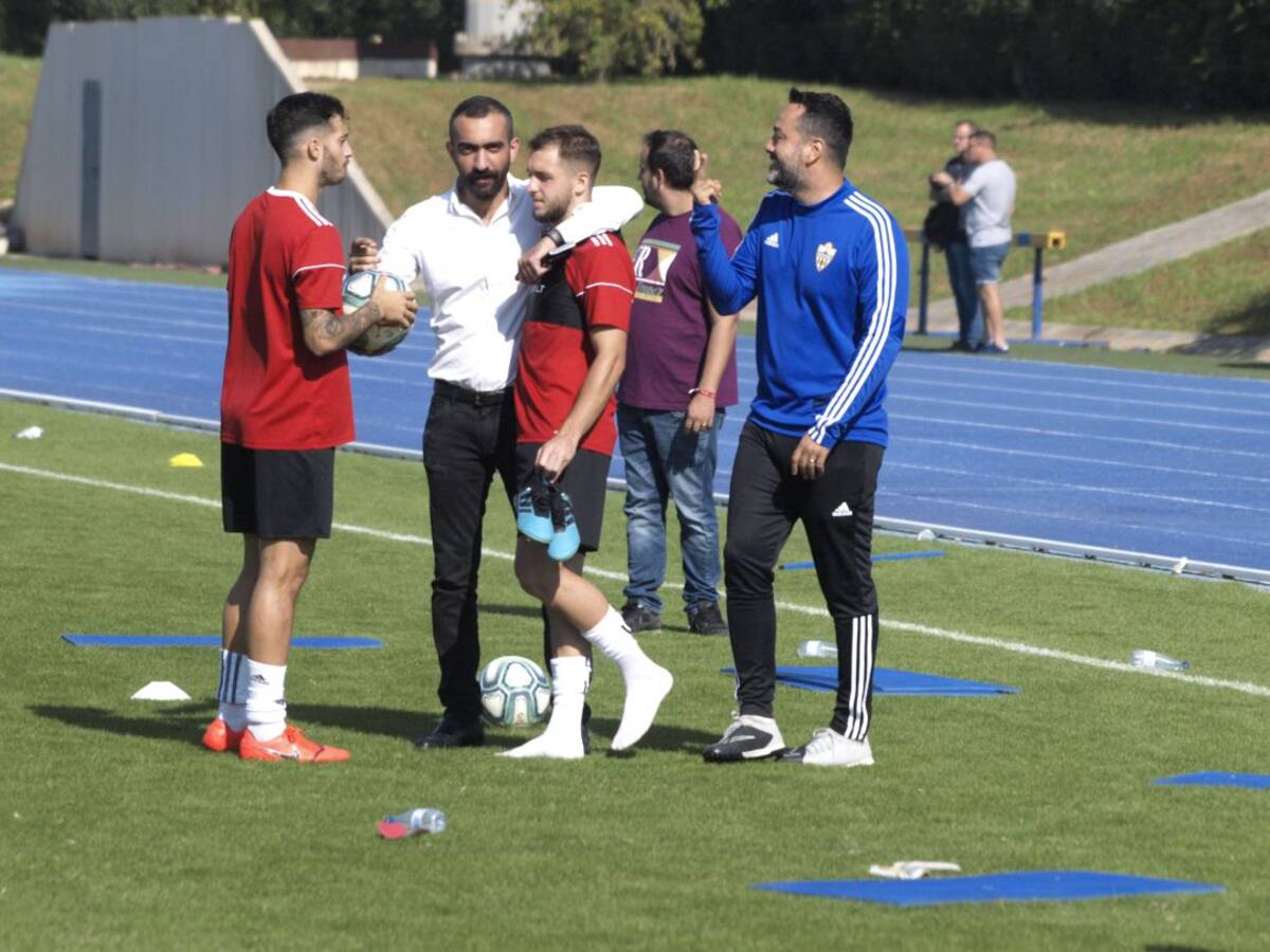 Mohamed El Assy visita a la plantilla