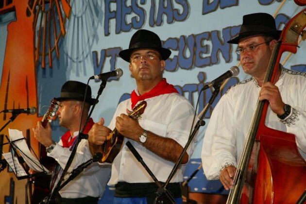 Luis Arráez con la parranda marinera de Órzola.