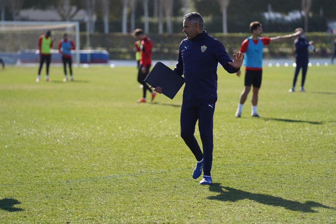 José Gomes en el entrenamiento del Almería.