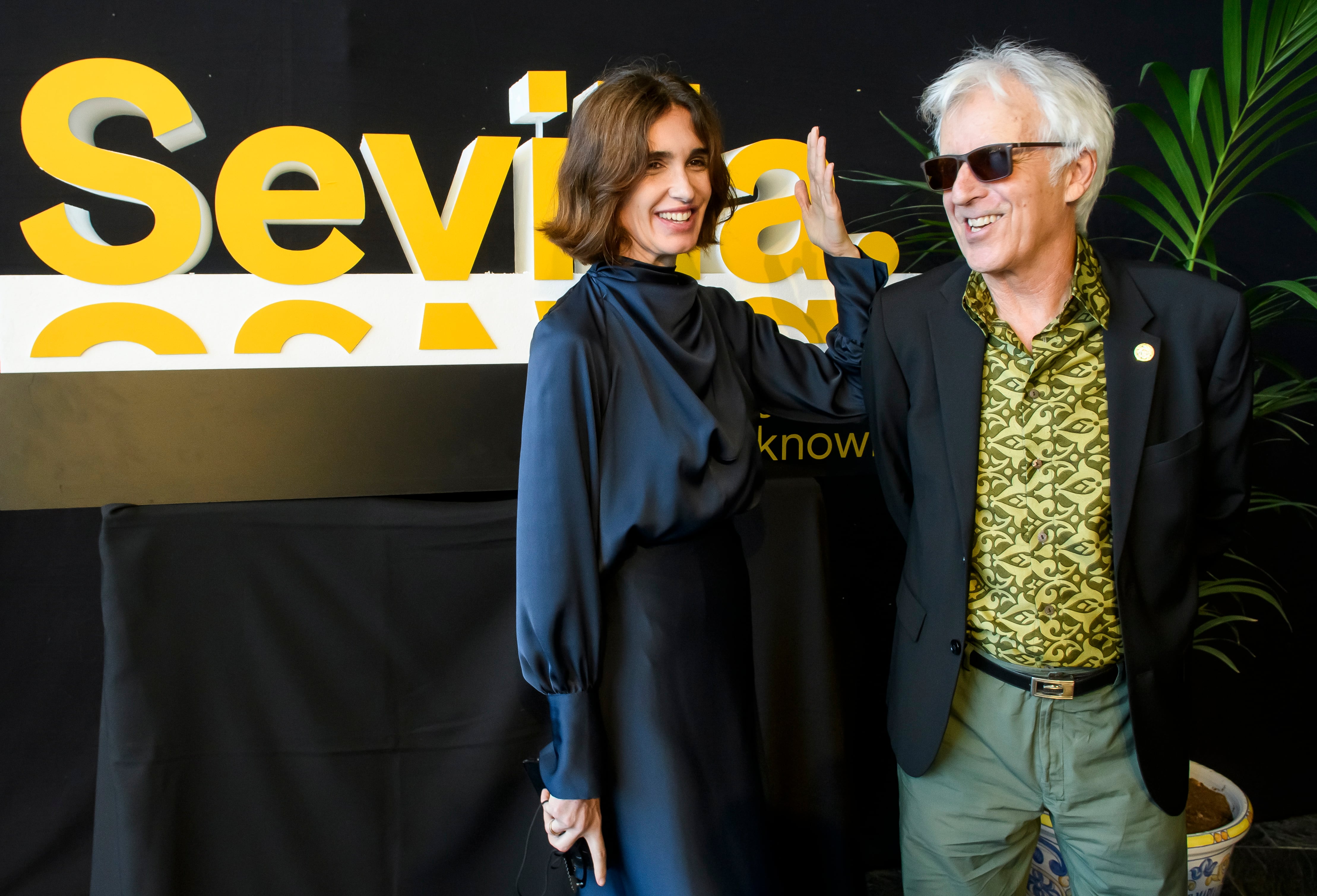 SEVILLA, 30/05/2023.- La actriz y directora Paz Vega y el cantante Kiko Veneno, a su llegada al auditorio de FIBES al acto de entrega de las Medallas de la Ciudad de Sevilla 2023 y en el que los dos recibirán dicho galardón entre otros premiados. EFE/ Raúl Caro.
