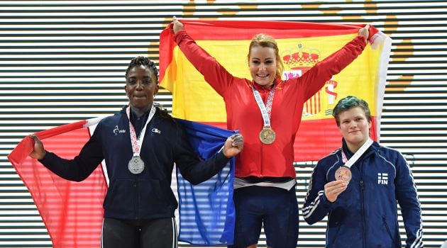 Lydia Valentín posa como campeona del mundo