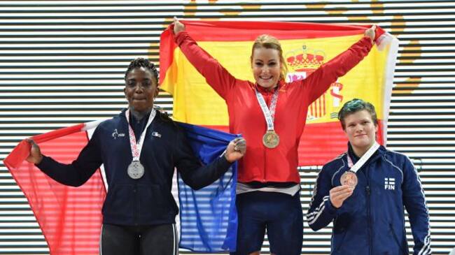 Lydia Valentín posa como campeona del mundo