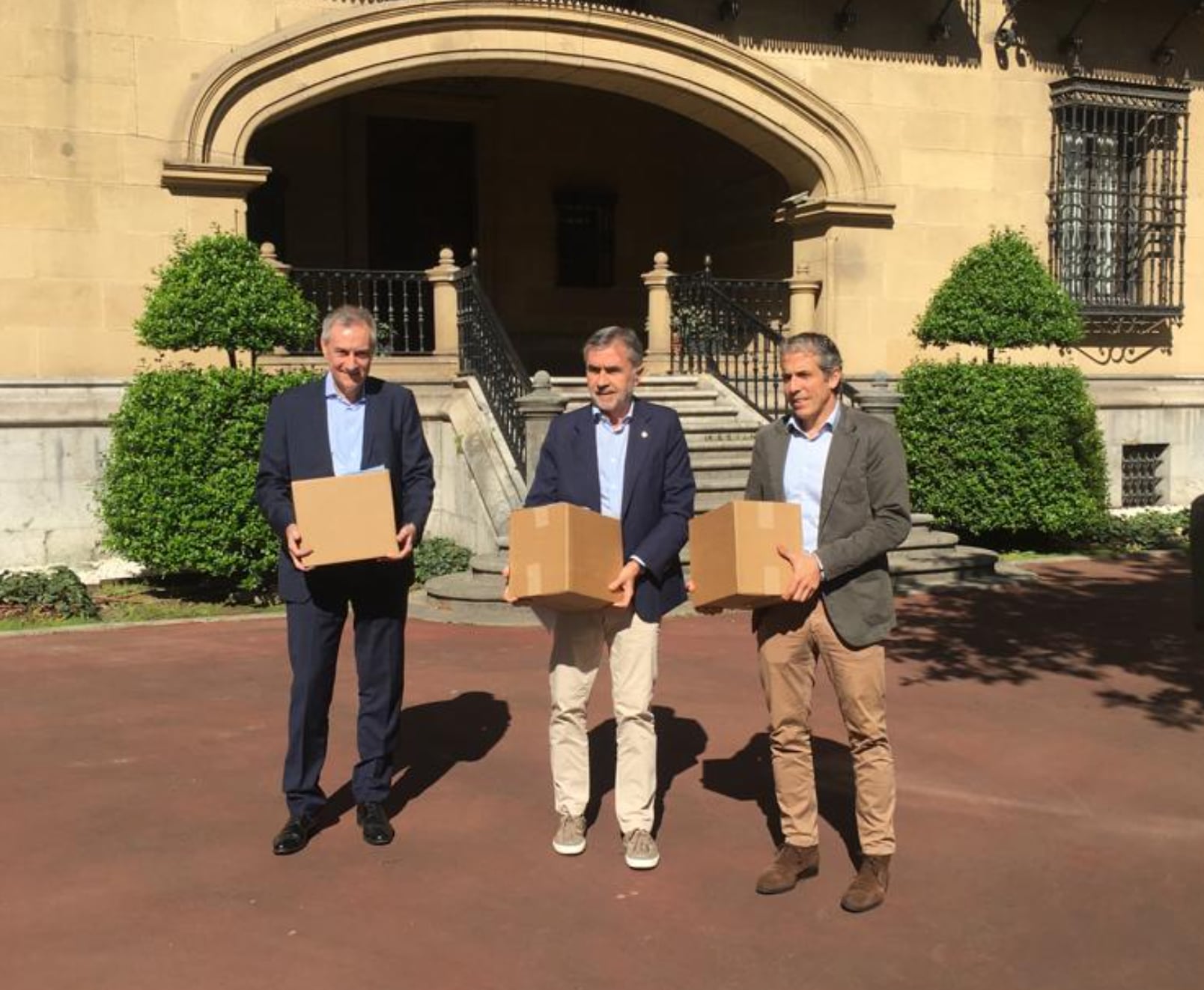 Iñaki Arechabaleta, en el centro, frente a Ibaigane