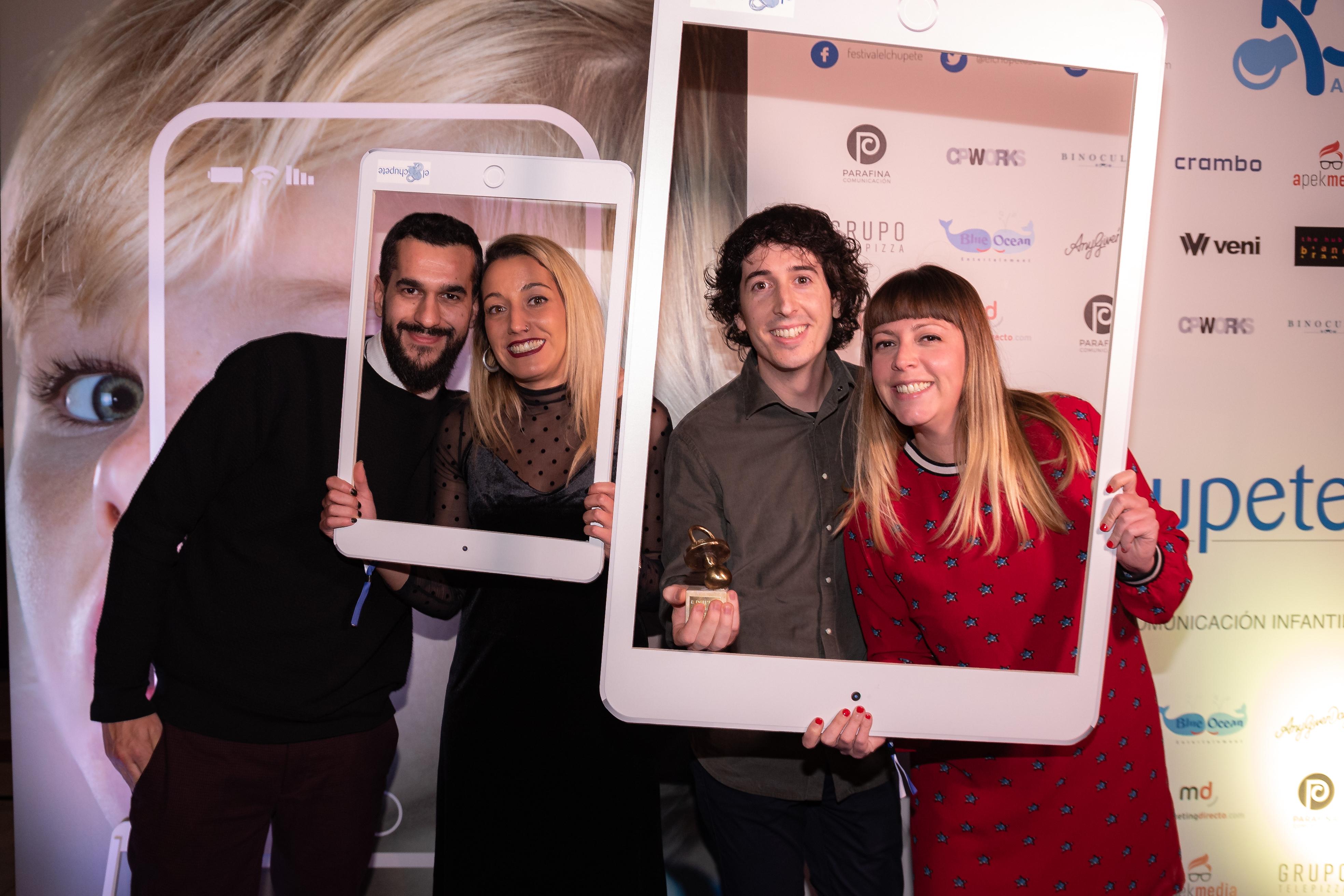 Equipo de La Colmena Creativa celebrando uno de sus premios