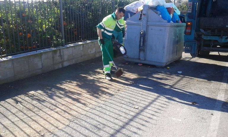 Operarios de Urbaser recogiendo la basura