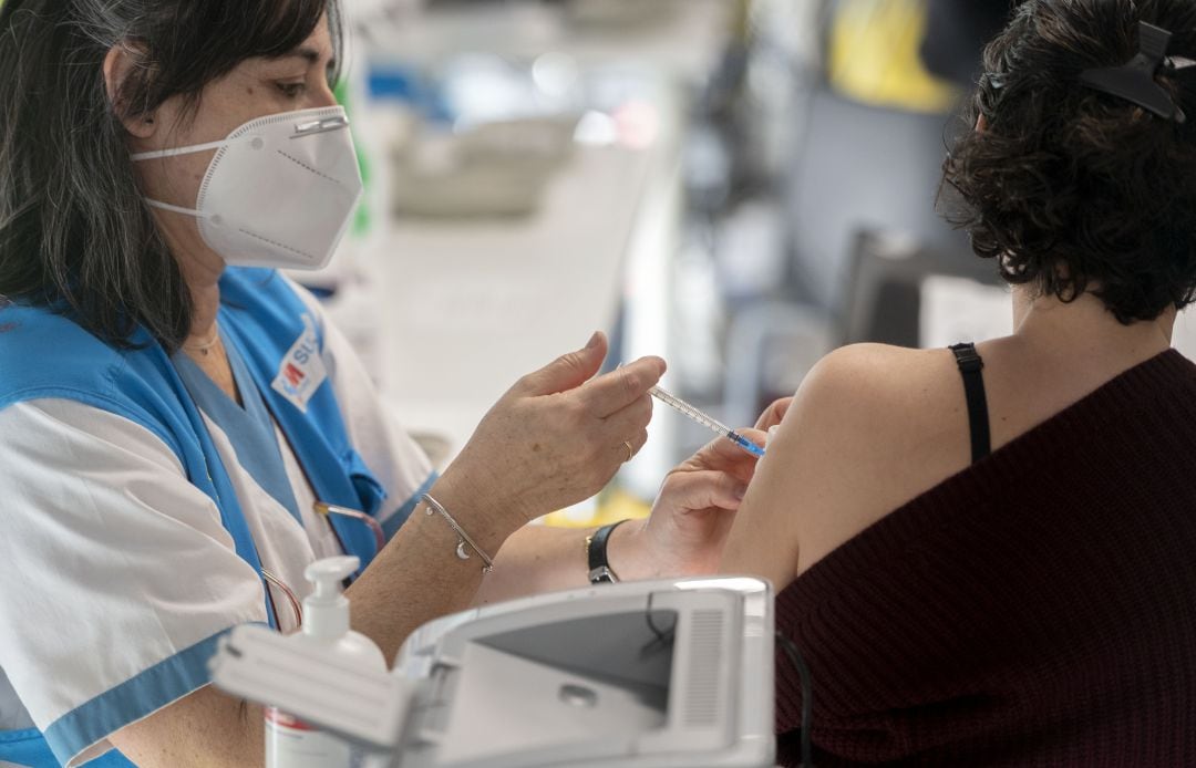 Una mujer recibiendo la vacuna contra la COVID-19