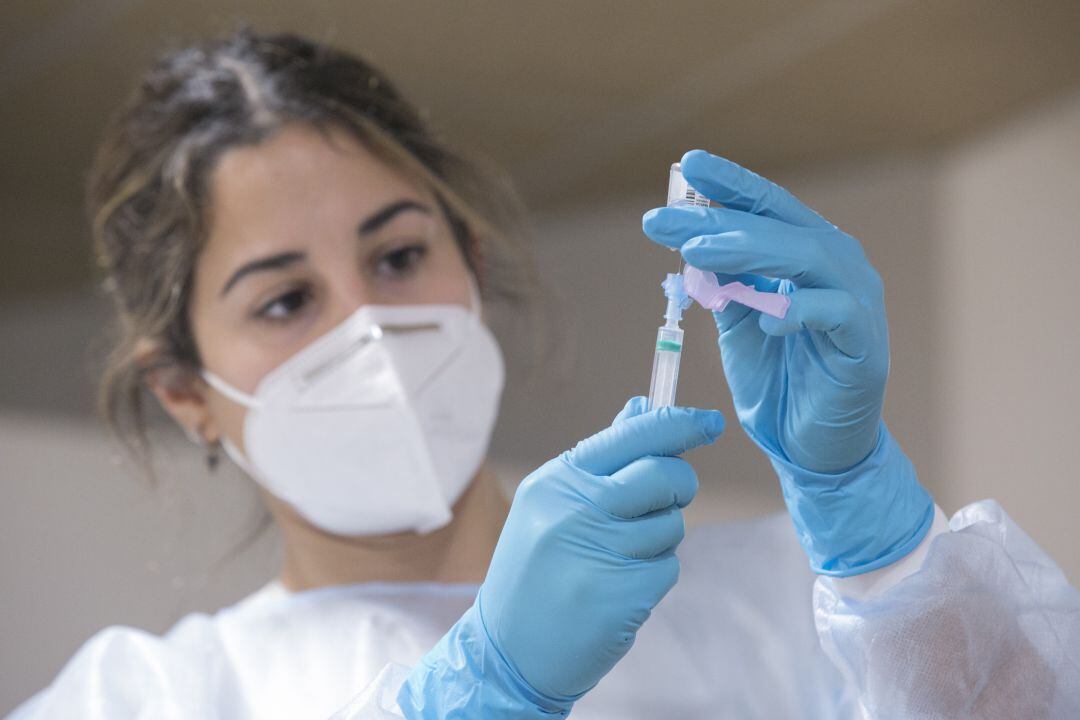 Una enfermera prepara la dosis para la vacunación. 