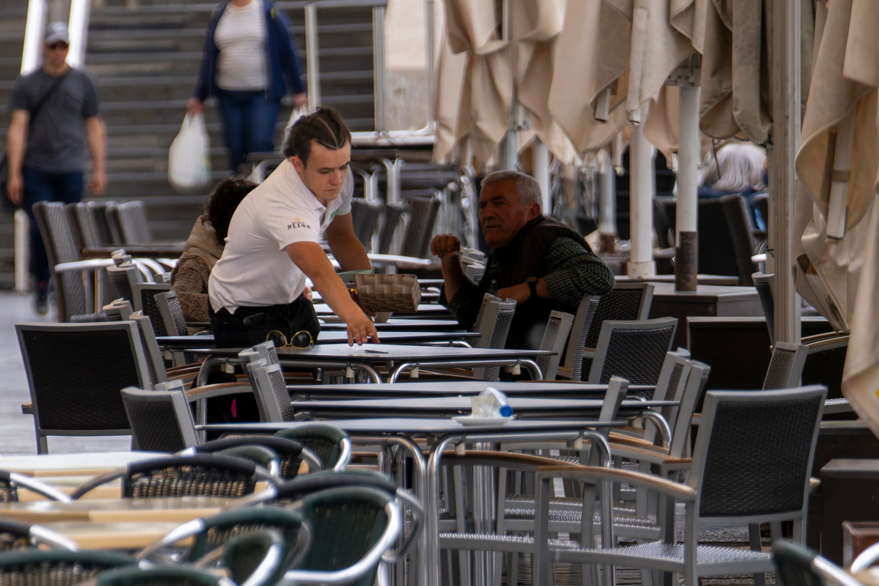 Un camarero trabaja en la terraza de un local de restauración en Teruel