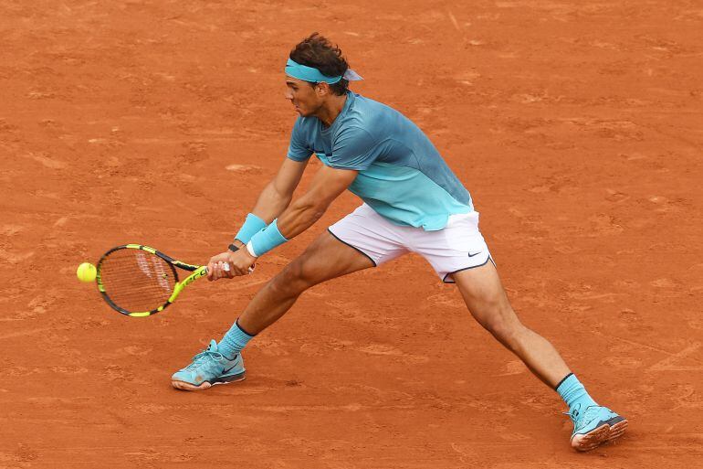 Nadal devuelve una bola a Sam Groth 