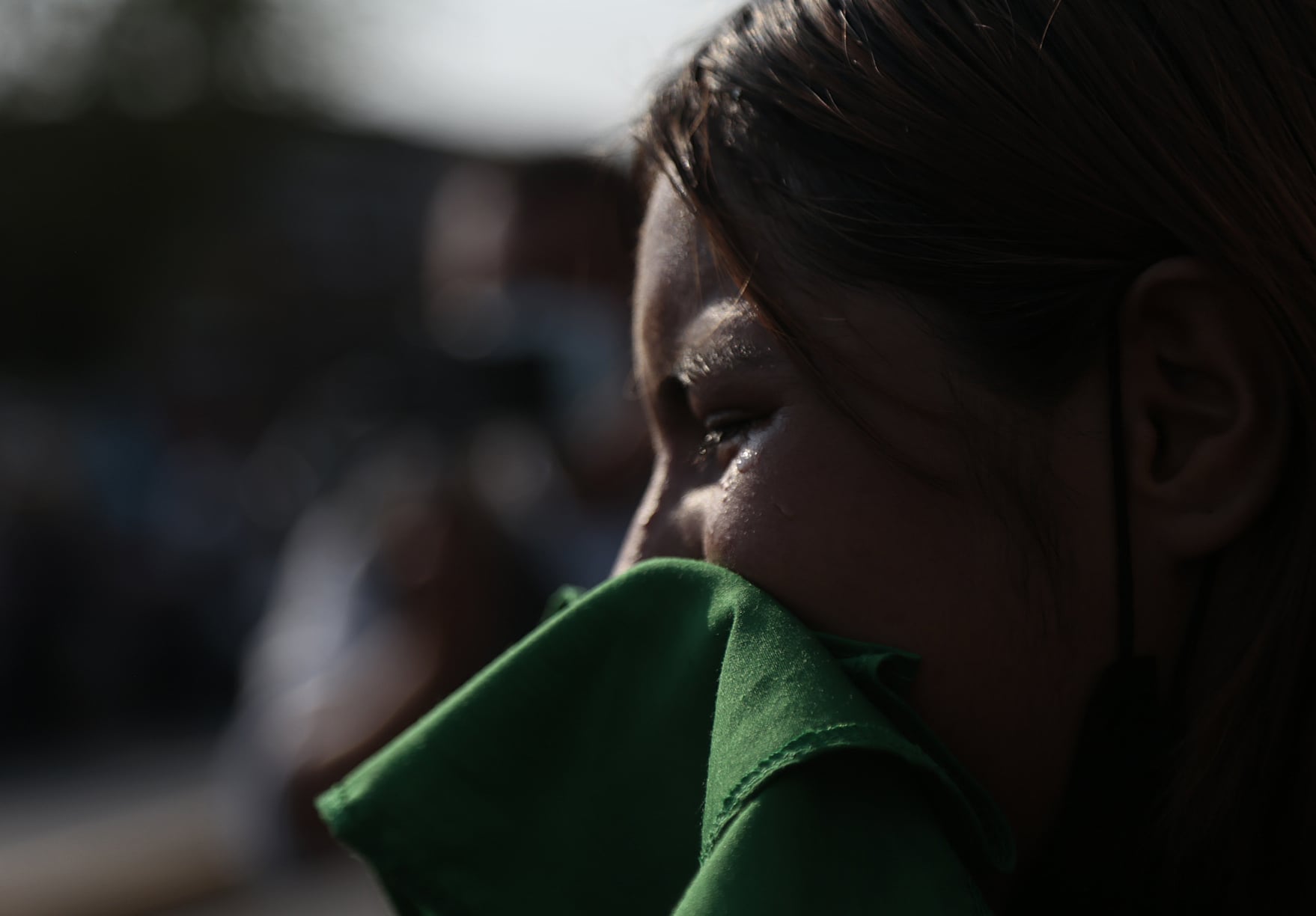 Imagen de una mujer celebrando la despenalización del aborto en México