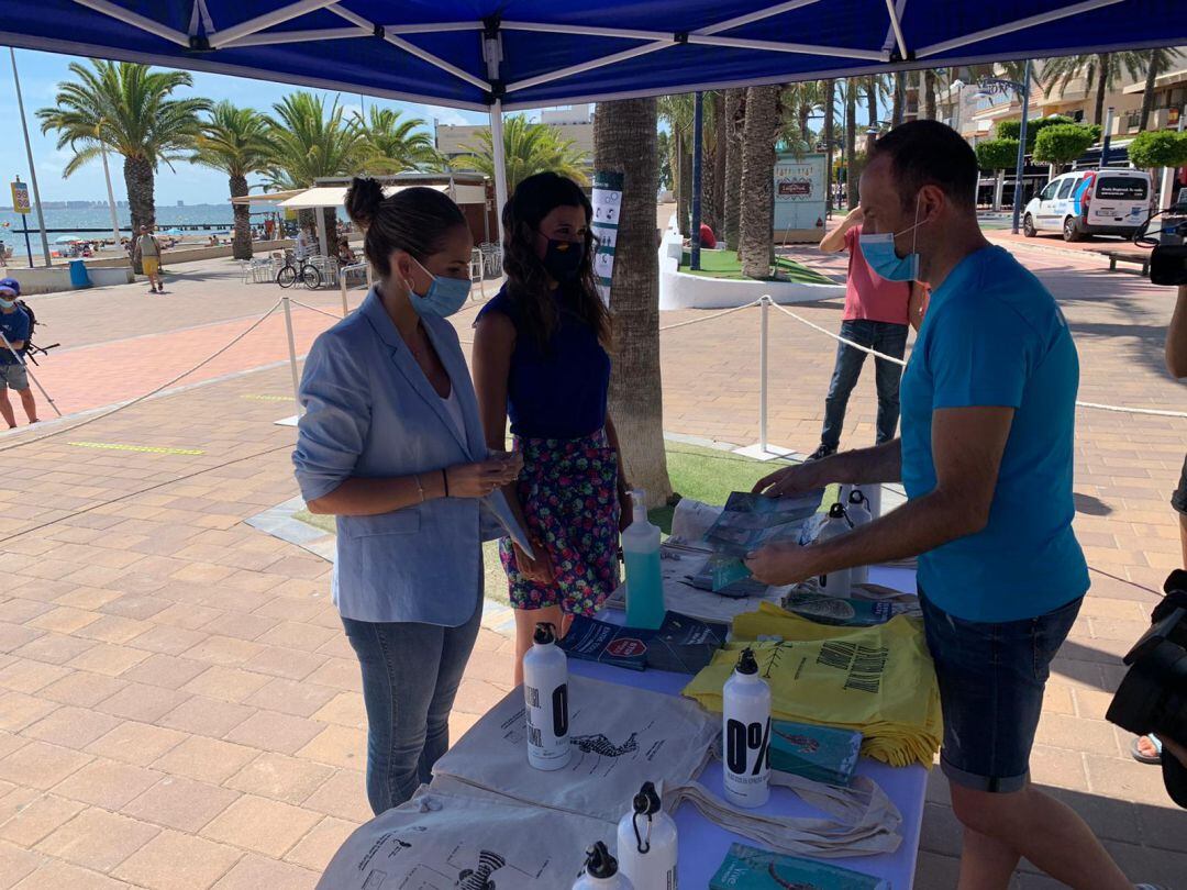 La Comunidad lleva a las playas del Mar Menor una campaña de sensibilización ambiental