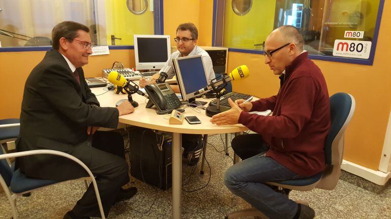 José Entrena, en los estudios de Radio Granada.